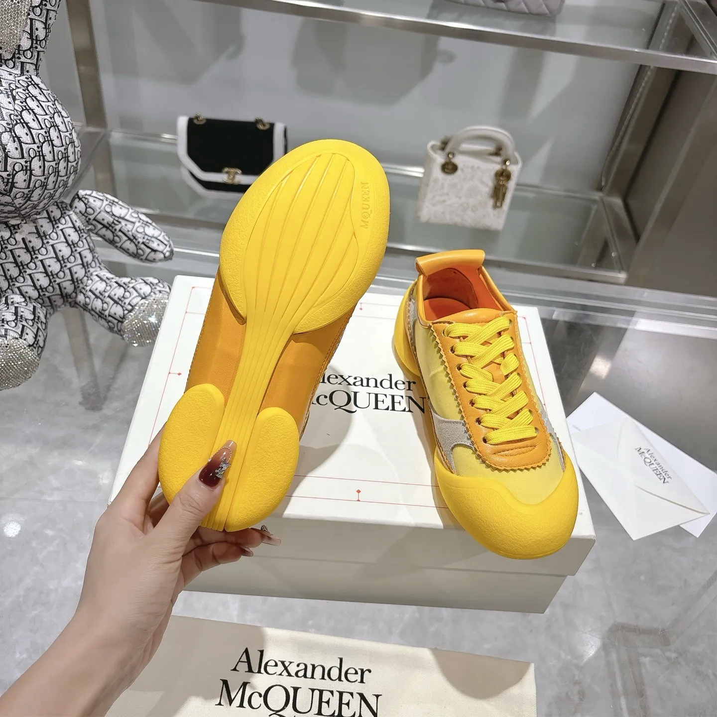 👟👟Ex-factory price 580👟👟 Men's size +10 2025 McQueen's new AIexanderMcQUEEN✅ The original quality has been certified! The original version is reproduced 1:1, and the latest products are available at the latest counters simultaneously. • McQueen logo • Round toe box • Lightweight segmented sole design, made of imported stretch breathable fabric + grained cowhide, soft inner lining and insole, comfortable for walking and not stuffy on the feet. Five colors: black and white • white • apricot • black brown • yellow Fabric: grained cowhide + stretch fabric + cow suede Insole: imported sheepskin Women’s model: 35–40 (40 for women is non-refundable) Men’s model: 40-45 (45 for men is non-refundable) Women’s model: (men’s model +10)